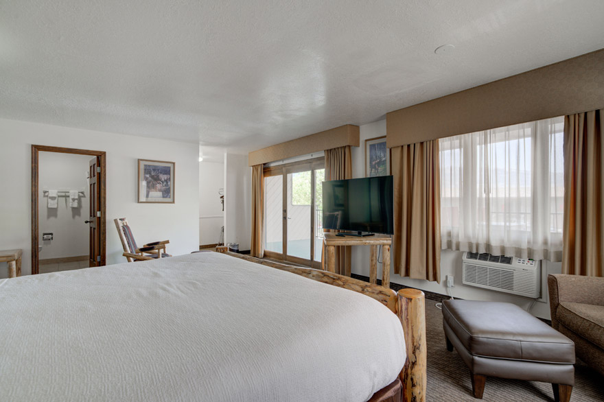 2 King Bed Suite with Mountain View at The Ridgeline Hotel at Yellowstone