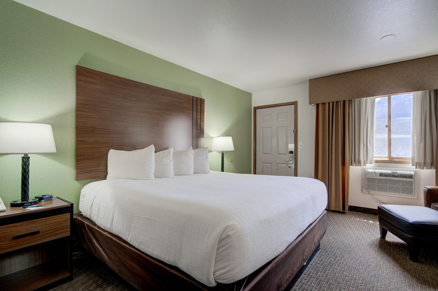 Mountain View 1 King room at The Ridgeline Hotel at Yellowstone