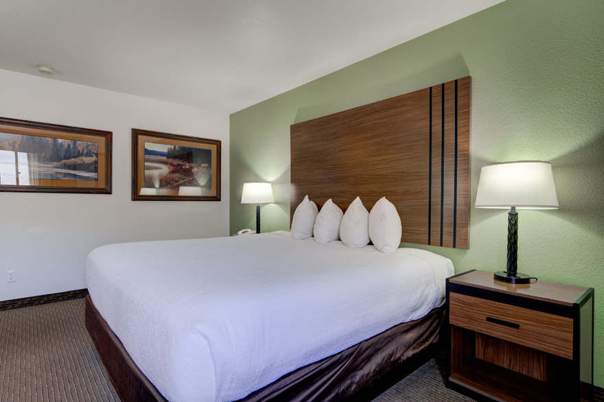 Mountain View 1 King room at The Ridgeline Hotel at Yellowstone