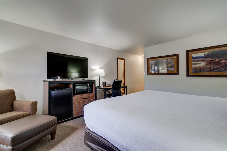 Mountain View 1 King room at The Ridgeline Hotel at Yellowstone