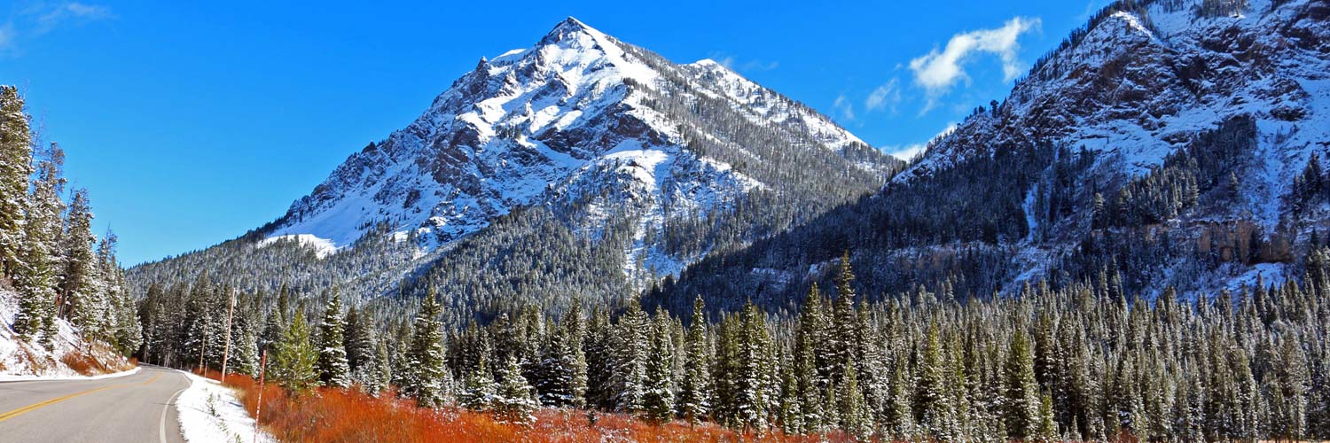 A winter roadway and mountains in Yellowstone National Park
