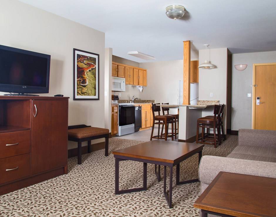 Gray Wolf Inn and Suites guestroom